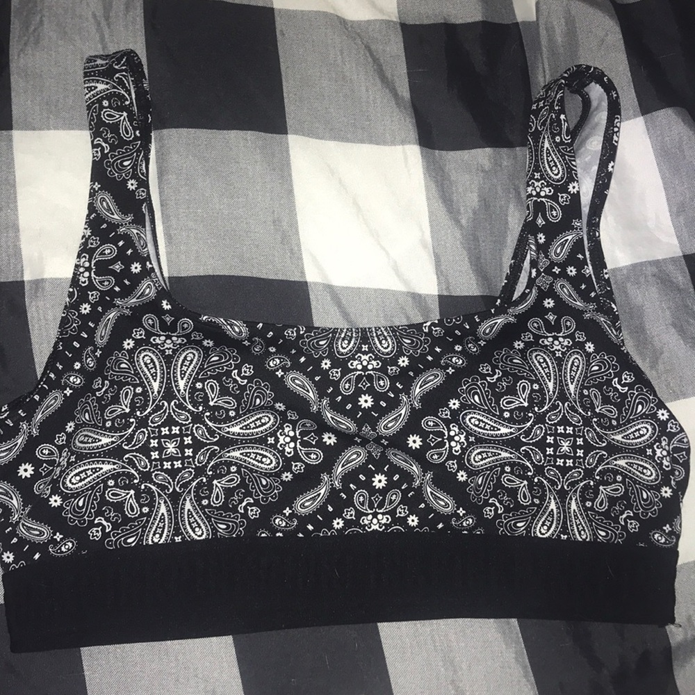 Victoria Secret sports bra —- Large